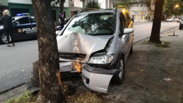 Fuera de control, la Chevrolet Zafira terminó contra un árbol.