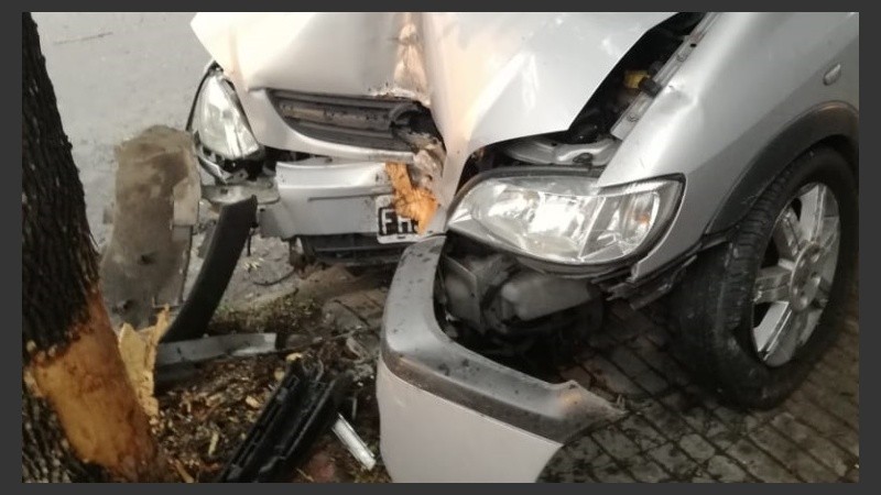 Fuera de control, la Chevrolet Zafira terminó contra un árbol.