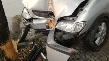 Fuera de control, la Chevrolet Zafira terminó contra un árbol.