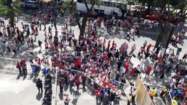 Hinchas de River en uno de los accesos.