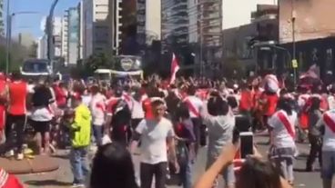 El colectivo de Boca pasó frente a los hinchas de River.