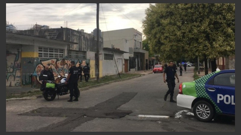 El hombre se encerró en el baño y se baleó en la cabeza tras ocho horas.