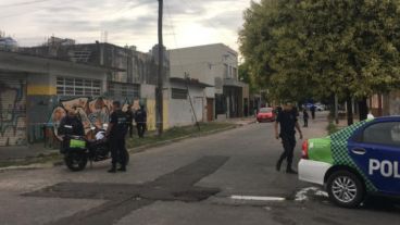 El hombre se encerró en el baño y se baleó en la cabeza tras ocho horas.