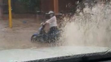 Los motociclistas también fueron víctimas del conductor de la camioneta.