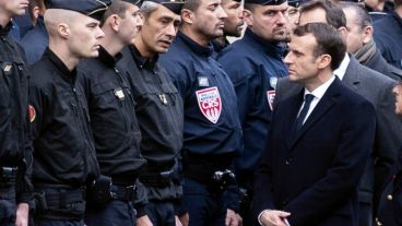 Emmanuel Macron recibe el informe de las fuerzas de seguridad francesas.