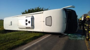 El micro terminó volcando en la ruta.