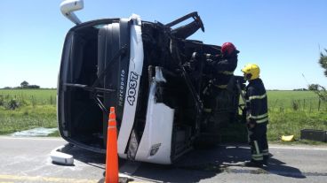 El micro terminó volcando en la ruta.