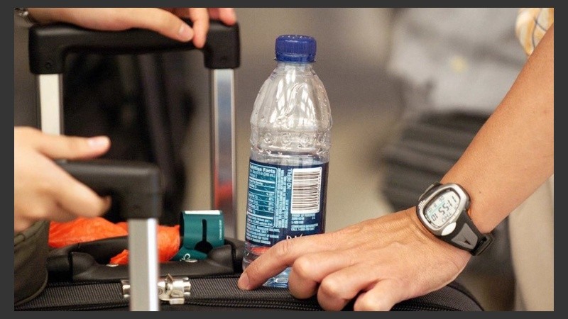 El límite de líquidos habilitado en el aeropuerto es de 100 ml, y el o los envases/botellas deben estar dentro de una bolsa de cierre hermético.