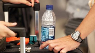 El límite de líquidos habilitado en el aeropuerto es de 100 ml, y el o los envases/botellas deben estar dentro de una bolsa de cierre hermético.