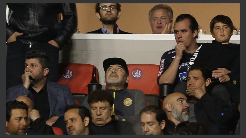 Maradona estaba expulsado y siguió el partido desde la platea.