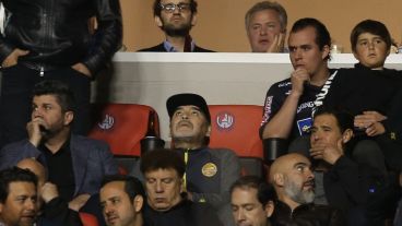 Maradona estaba expulsado y siguió el partido desde la platea.