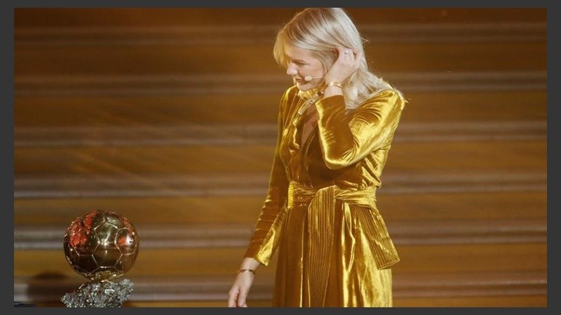 La ganadora del primer Balón de Oro femenino de la historia.