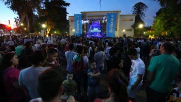 Recitales en vivo en Pellegrini y Oroño para prender el arbolito.