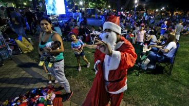 Un infaltable Papá Noel en la noche rosarina.