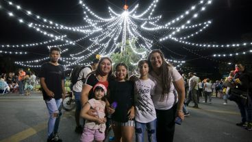 Familias enteras se reunieron en la tradicional rotonda de la ciudad.