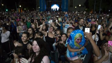 Una multitud presente este sábado por la noche.