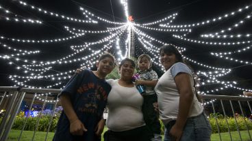 Todos querían una foto con el gran árbol.