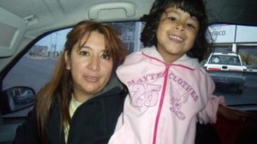 Sofía junto a su mamá. Desapareció cuando tenía apenas tres años.