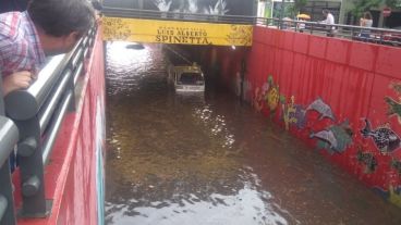 El puente Spinetta estaba intransitable.