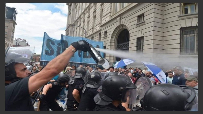 Efectivos de la Policía de Buenos Aires reprimieron a manifestantes de prensa.