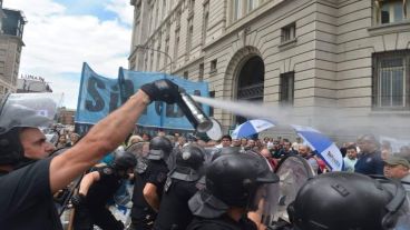 Efectivos de la Policía de Buenos Aires reprimieron a manifestantes de prensa.