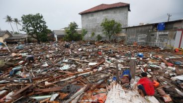 Un hombre busca pertenencias entre escombros en Tanjung Lesung, Indonesia.