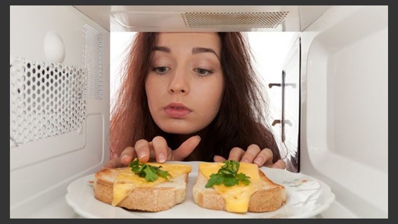 La comida debería cubrirse con una tapa apta para microondas.