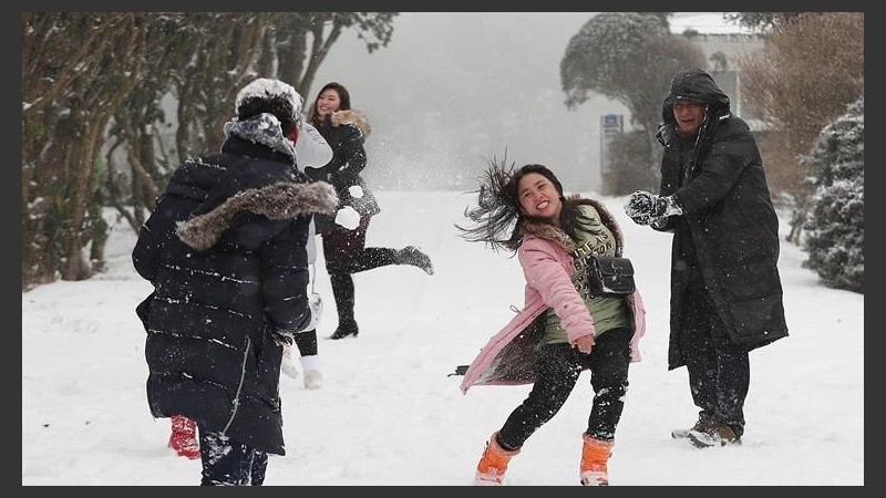 En Rosario todos a la pile, en India los jóvenes juegan con bolas de nieve.