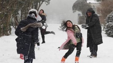 En Rosario todos a la pile, en India los jóvenes juegan con bolas de nieve.