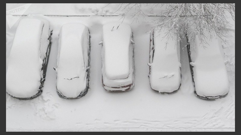 Cinco autos quedaron tapados por la nieve en una calle de Moscú.