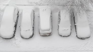 Cinco autos quedaron tapados por la nieve en una calle de Moscú.