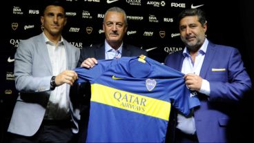 Alfaro posa con la camiseta del equipo que lo tendrá en el banco.