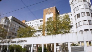 El turista europeo fue operado en el hospital Argerich de Buenos Aires.