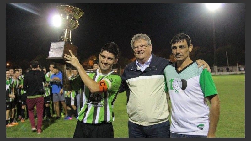 Daniel Imvilkenried (derecha), papá de Agustina, es presidente del club Unión de Esperanza. 