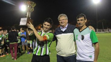 Daniel Imvilkenried (derecha), papá de Agustina, es presidente del club Unión de Esperanza.