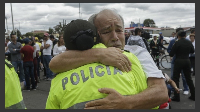 Ciudadanos expresaron su apoyo a la Policía Nacional, blanco del atentado.