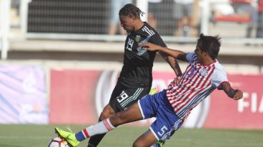 Maxi Romero remata. Su gol fue de cabeza tras un muy buen centro.