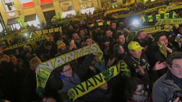 Los hinchas a la espera de novedades en Nantes.