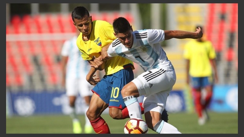 Franceso Lo Celso encara. Los del Bocha Batista siguen sin ganar.