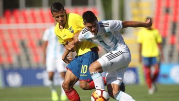 Franceso Lo Celso encara. Los del Bocha Batista siguen sin ganar.