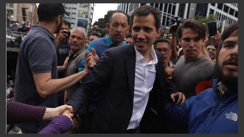 Juan Guaidó tiene una hija de un año y es aficionado al béisbol. 