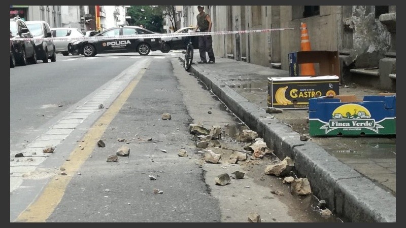 Los bloques de cemento que cayeron de lo alto en plena mañana. 