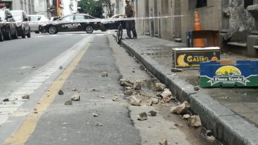 Los bloques de cemento que cayeron de lo alto en plena mañana.