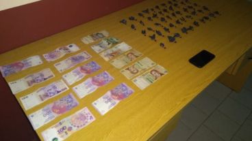 Secuestraron droga, dinero y un celular.