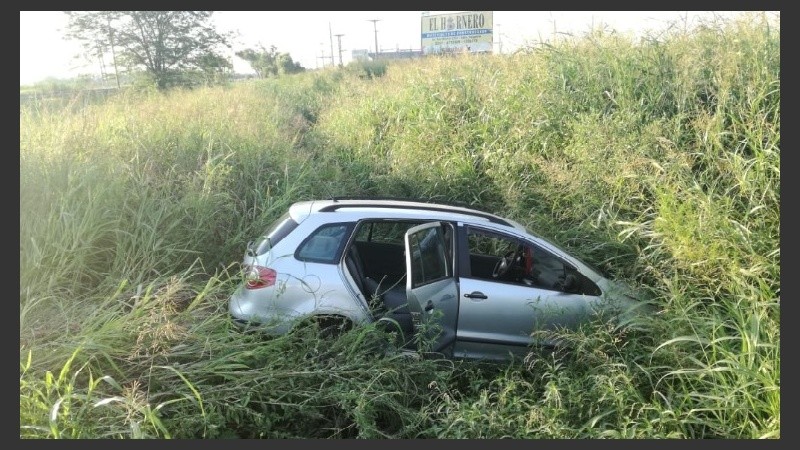 El vehículo terminó contra los altos yuyos a la vera de la ruta.