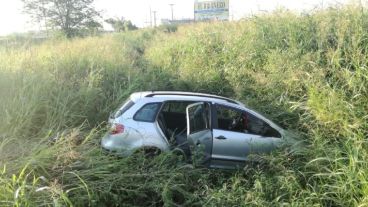 El vehículo terminó contra los altos yuyos a la vera de la ruta.