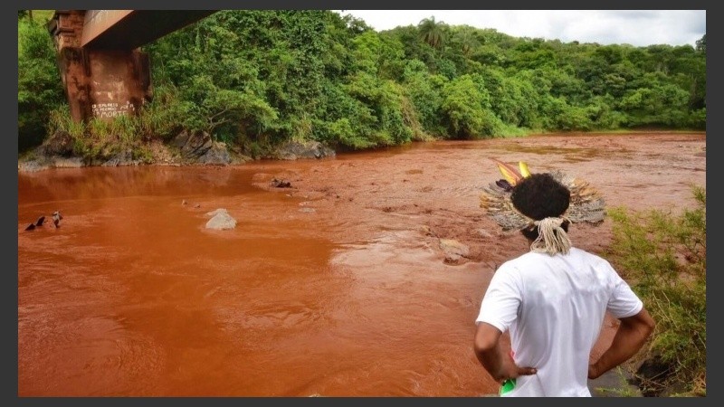 Una postal desoladora del curso del río Paraopeba, en Brasil.