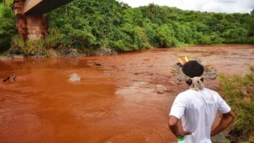 Una postal desoladora del curso del río Paraopeba, en Brasil.