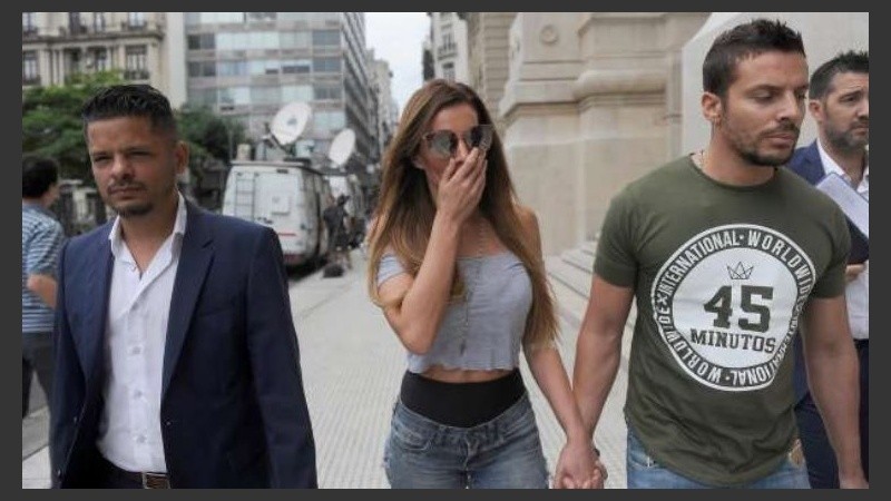 Natacha con su abogado y su hermano, tras la última denuncia por abuso.