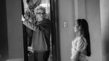 El director Alfonso Cuarón da indicaciones mientras Yalitza Aparicio lo mira atenta.